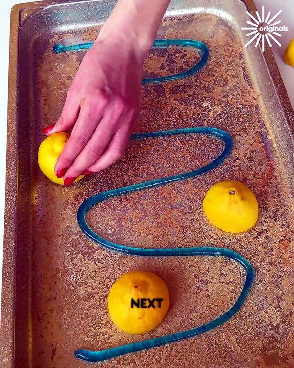 The easiest way to clean baking trays 🧼✨