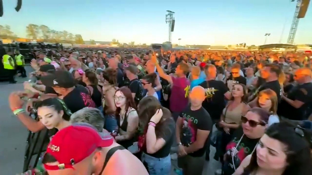 L'Olbia Arena invasa dai fan di Vasco, le immagini prima del concerto