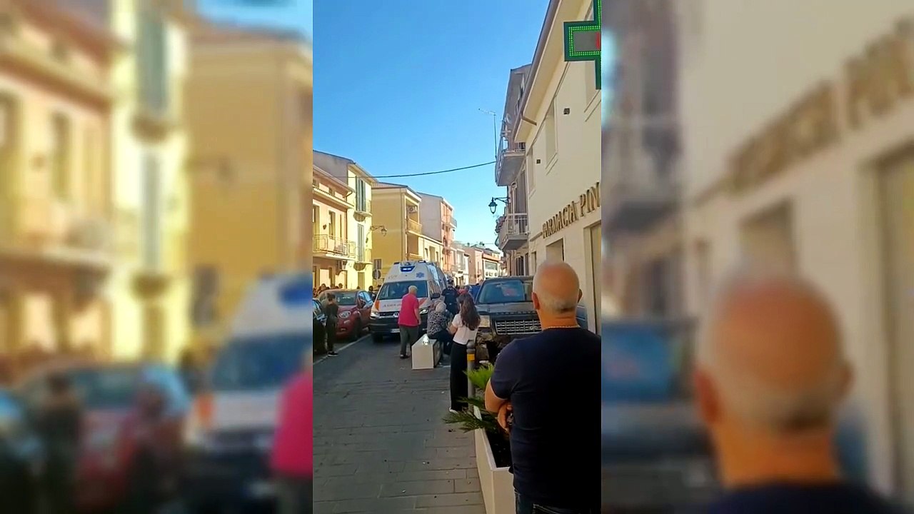 Auto in retromarcia travolge e uccide una donna, le immagini dell'incidente