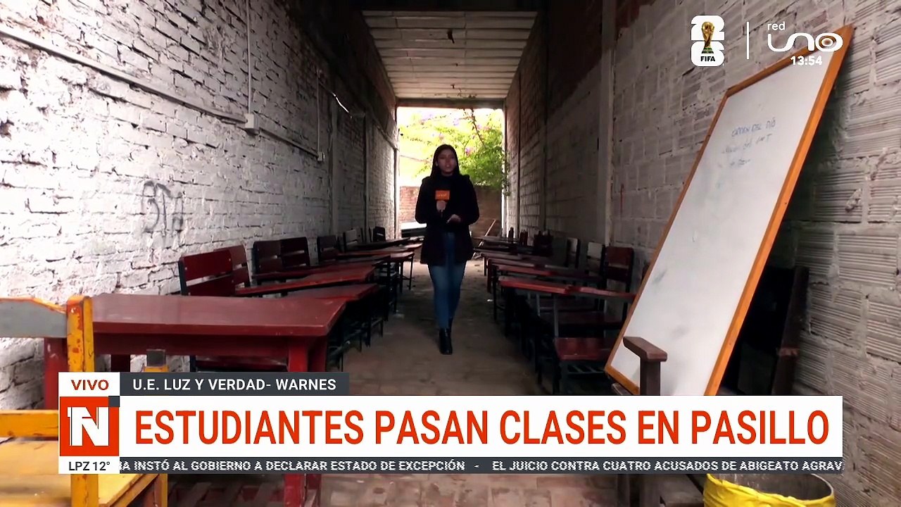 ESTUDIANTES PASAN CLASES EN PASILLO