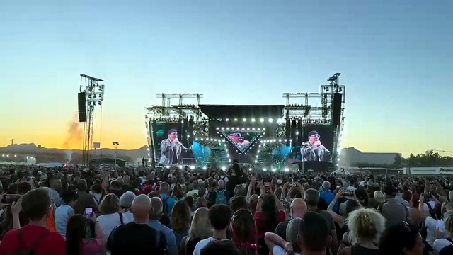 Vasco Rossi, lo spettacolo è iniziato: l'Olbia arena si scalda con Vado al massimo
