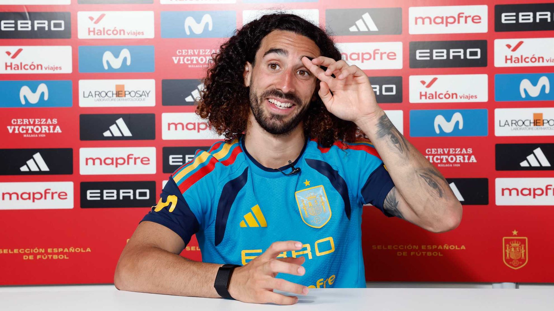 Cucurella: "Me he traído la camiseta de pijama de mi mujer, que me acompañó en la Eurocopa"<br>