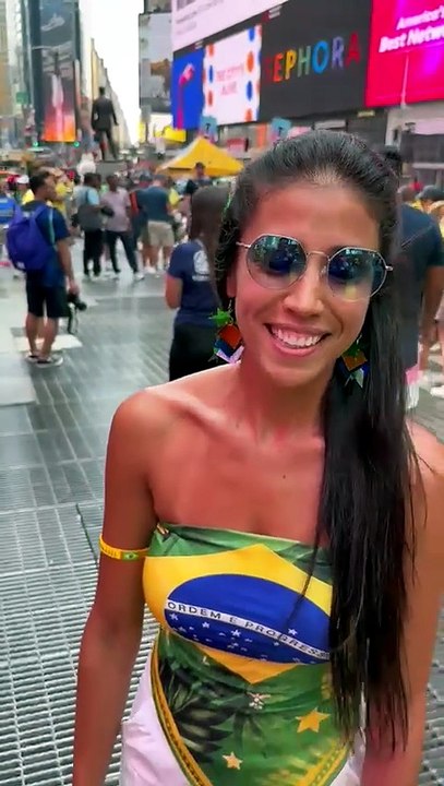 Brasileira traz cartaz inusitado contra Bolsonaro em Nova York durante a Copa do Mundo; confira