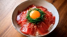 What Makes Marinated Tuna Taste So Rich? 🥢