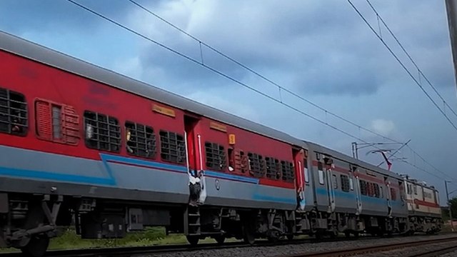 Indian Railways Train Ticket Rules: ट्रेन से सफर करने वाले यात्री टिकट से जुड़ा ये नियम जान लें
