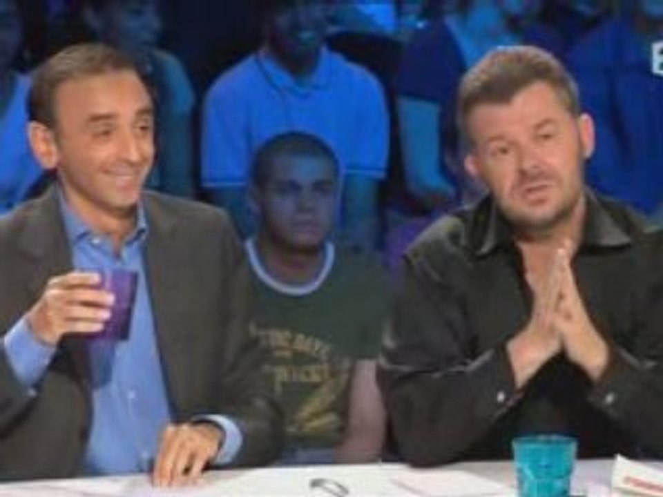 Zemmour s'en fou qu'on le siffle !!!