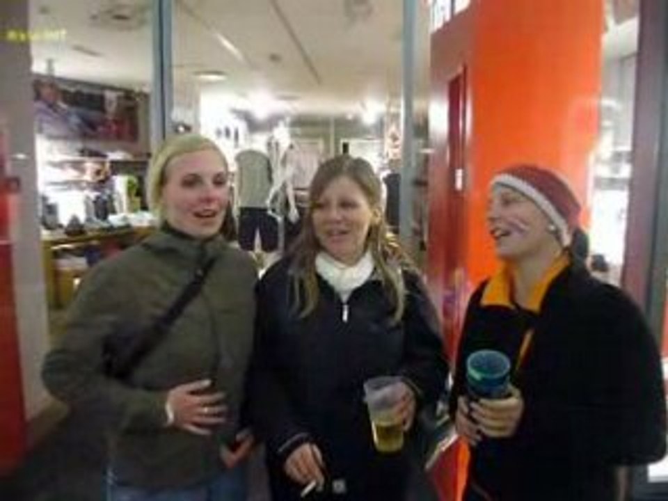 le coq est mort par de charmantes supportrices