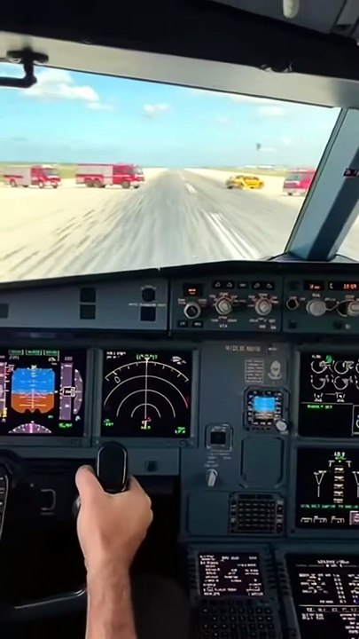 “Daytime Cockpit Emergency Landings   Violent Shaking & Full Airport Lockdown” #CockpitView #DaytimeLanding #EmergencyResponse #PlaneShake #AirportChaos
