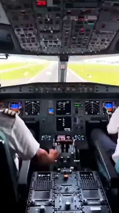 “Daytime Cockpit Emergency Landings   Violent Shaking & Full Airport Response” #CockpitView #DaytimeLanding #EmergencyResponse #PlaneShake #AirportChaos