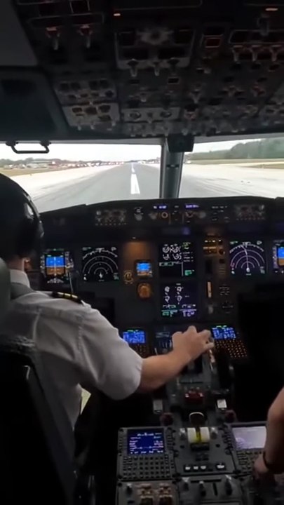 “Daytime Cockpit Emergency Landings   Violent Shaking & Full Airport Response” #CockpitView #DaytimeLanding #EmergencyResponse #PlaneShake #AirportChaosbegins shaking aggressively  Pan
