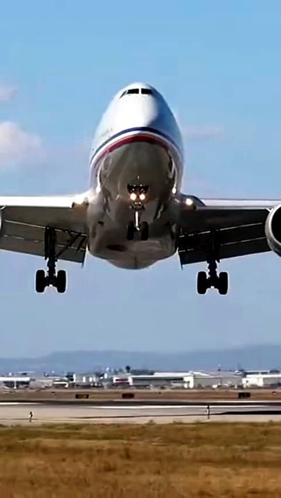 “Daytime Emergency Landing   Violent Impact and Runway Response” #EmergencyLanding #HardLanding #AviationReality #RunwayChaos #AirportEmergency