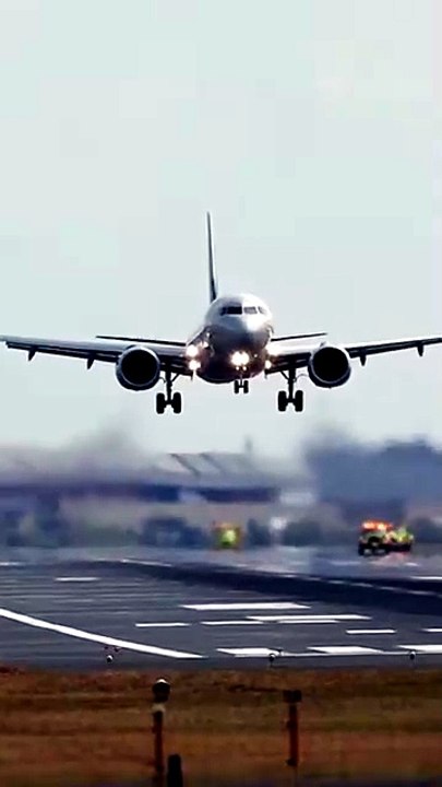 “Daytime Emergency Landing   Violent Impact and Runway Response” #EmergencyLanding #HardLanding #AviationReality #RunwayChaos #AirportEmergency