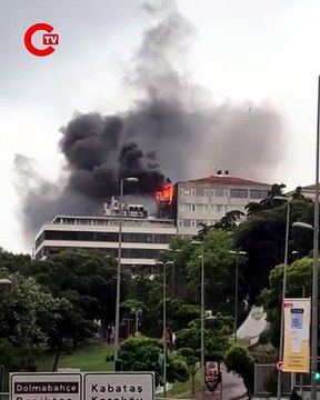 Beyoğlu'nda 5 katlı binanın çatı katında yangın