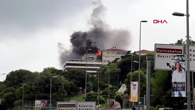 Beyoğlu'nda 5 katlı binanın çatı katında yangın
