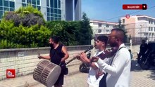 Balıkesir'de davul zurnayla boşanmayı kutladı, lokma dağıttı