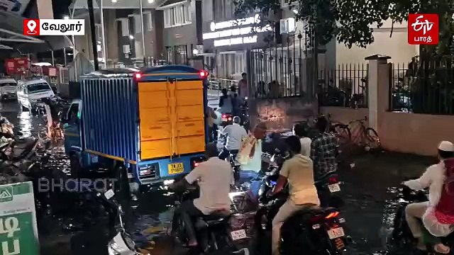 அரசு மருத்துவமனை முன்பு தேங்கி நின்ற கழிவு நீர்: நோயாளிகள் அவதி