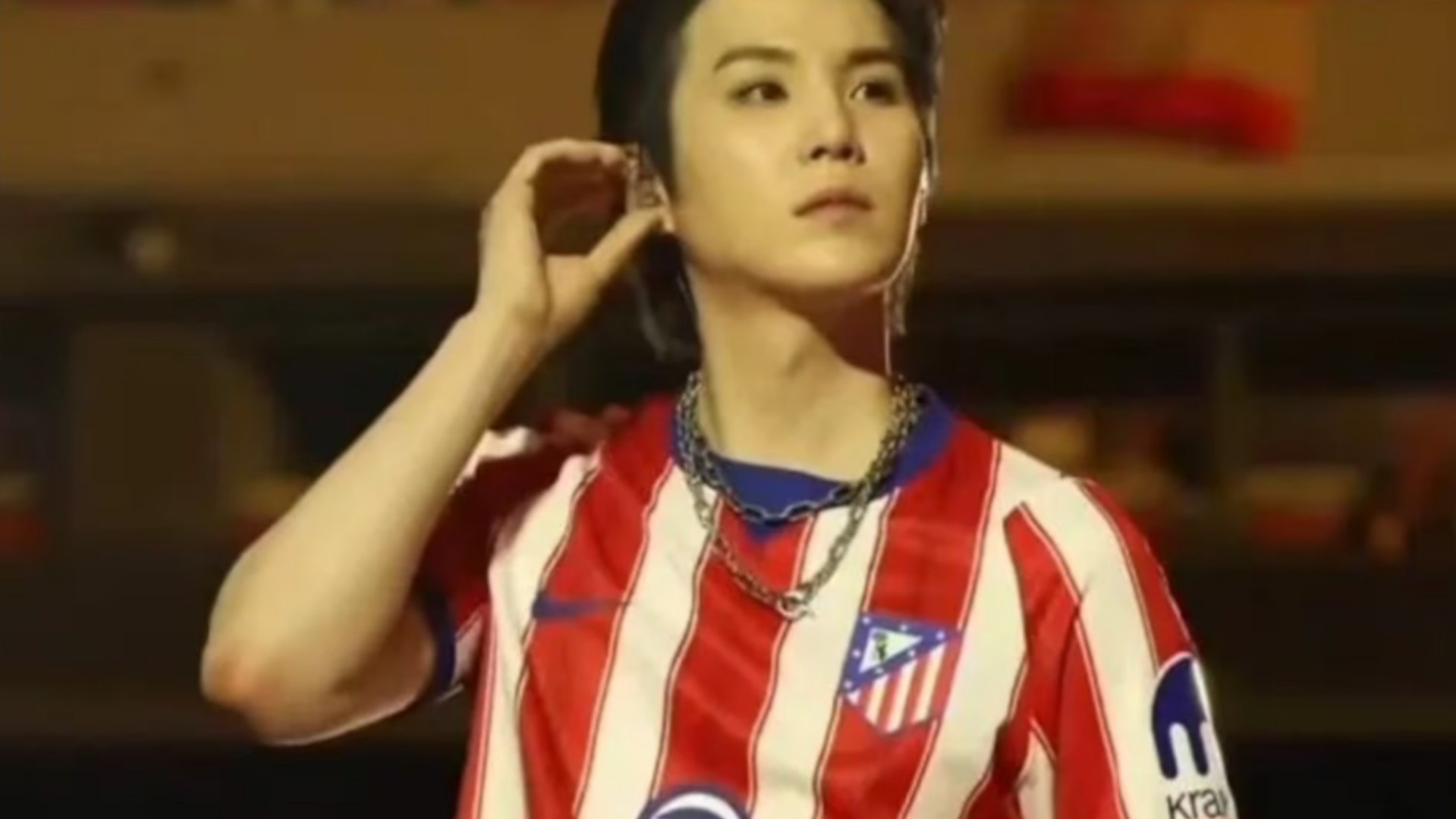 Suga 'filtra' la nueva camiseta del Atlético... ¡en pleno concierto y antes que el propio club!