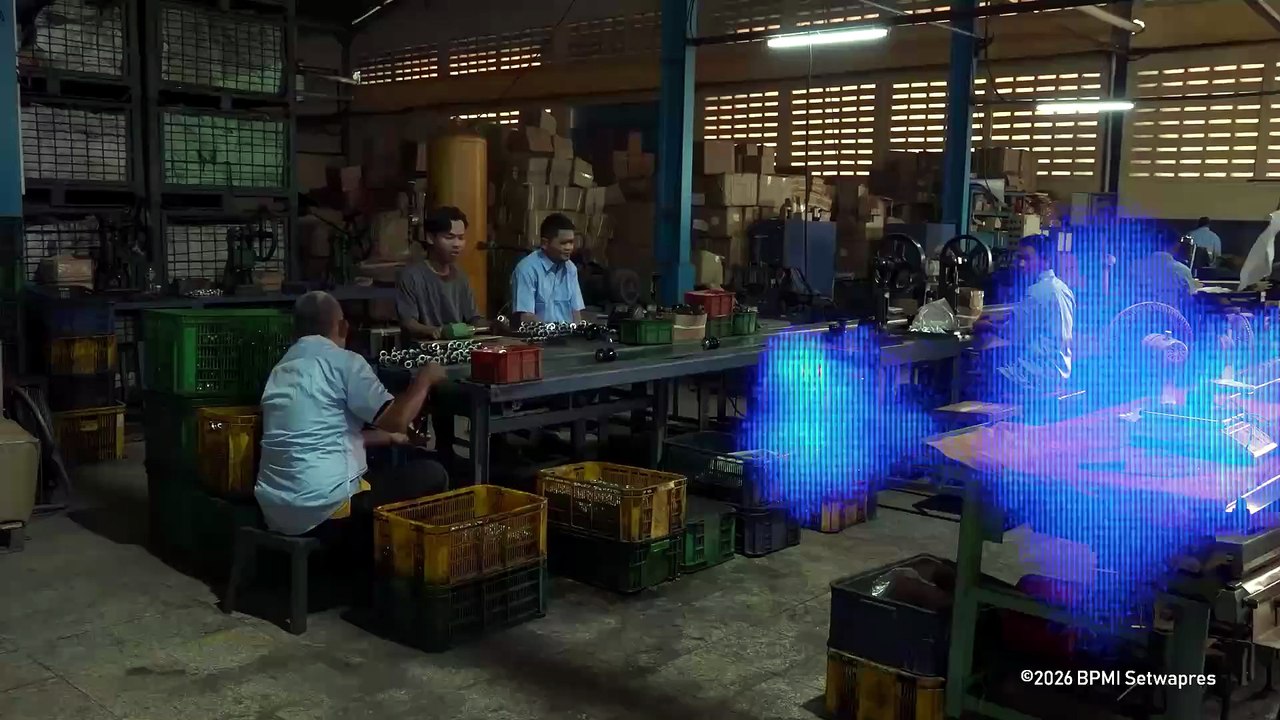 Wapres Gibran Tinjau Produksi Motor Listrik di Tangerang