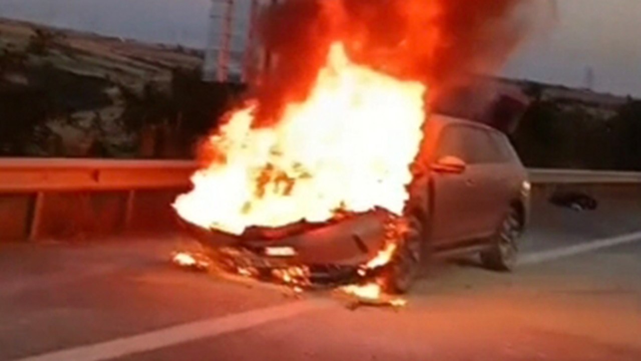 Çatalca'da yanan elektrikli otomobilin sürücüsü: Ailemi bir buçuk dakika arayla kurtardım