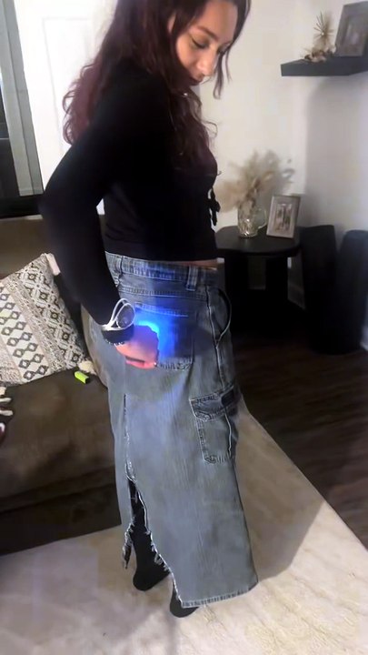 Elle se taser les fesses et bondit aussitôt, sa jupe n’a rien changé