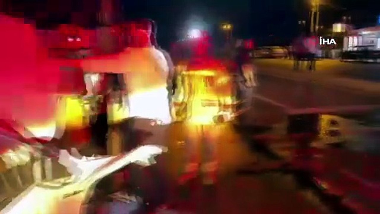 İzmir’de kırmızı ışıkta bekleyen araçlara tır çarptı: 1’i ağır 5 yaralı