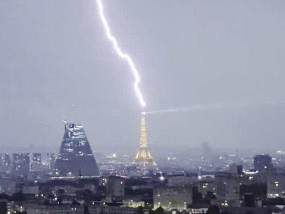Spektakuläre Bilder: Blitz trifft den Eiffelturm