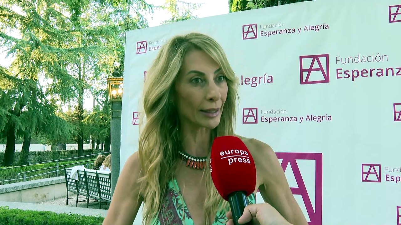 Mónica Pont, sorprendida por Víctor Prat-Heimerl con flores en un reencuentro de película