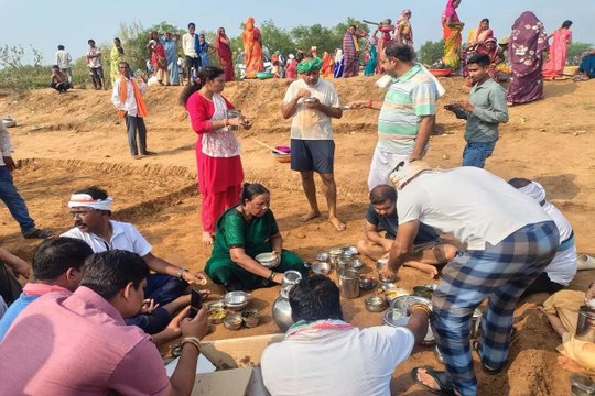 फावड़ा उठाकर खेत-खलिहान पहुंचे कांग्रेस के दिग्गज,