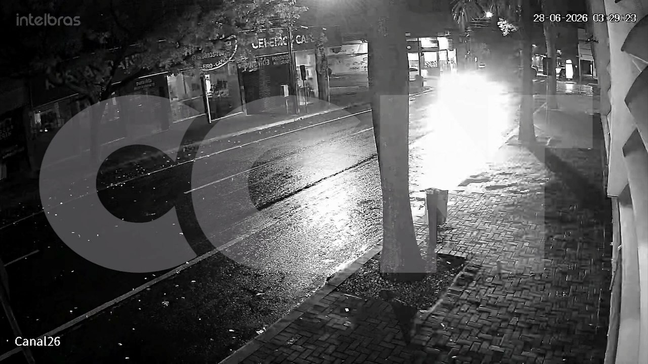Após atingir estabelecimento, motorista dá ré, segue na contramão e desaparece em Cascavel