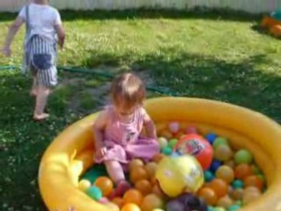 Tom & Lucie dans le jardin