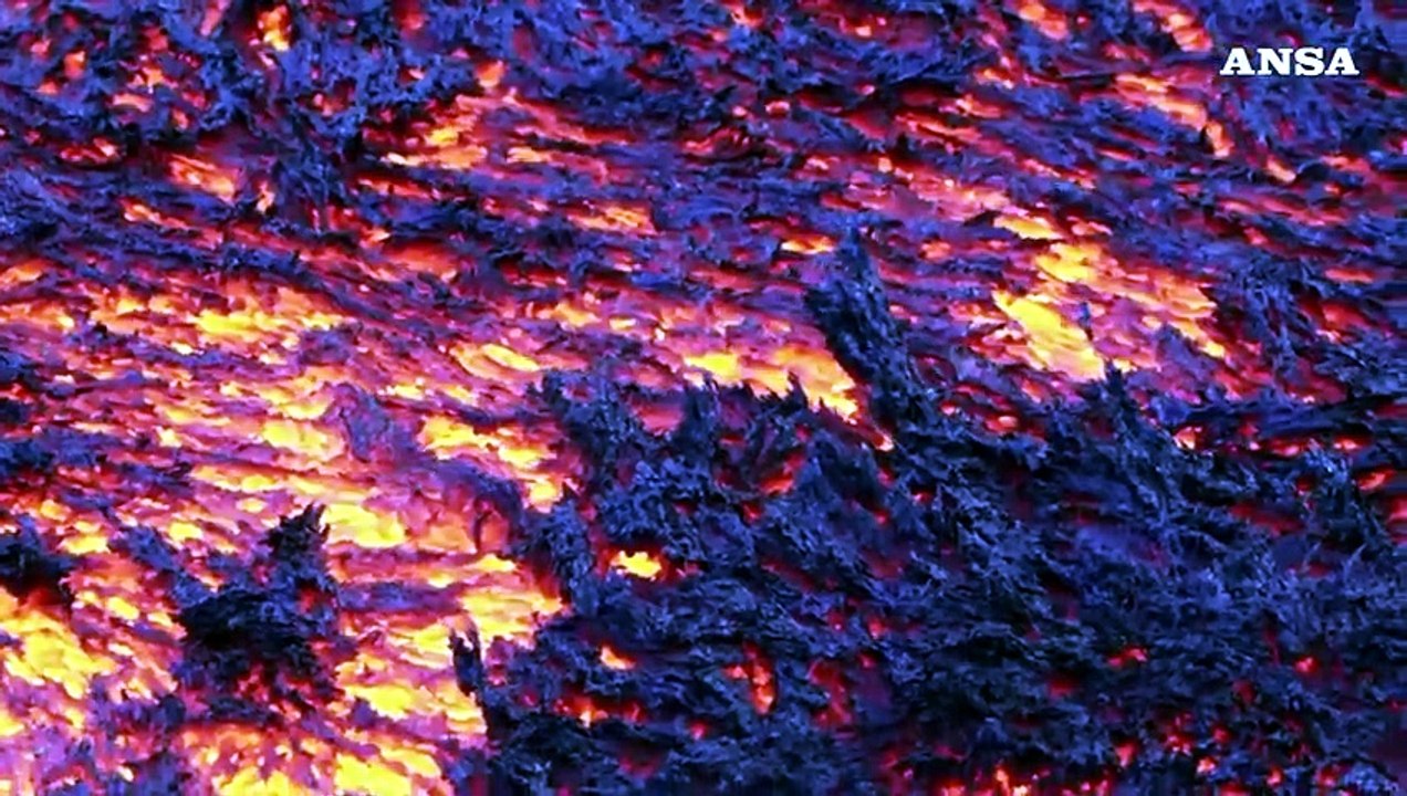 Eruzione spettacolare sull'Etna, la colata lavica tocca quota 2800 metri