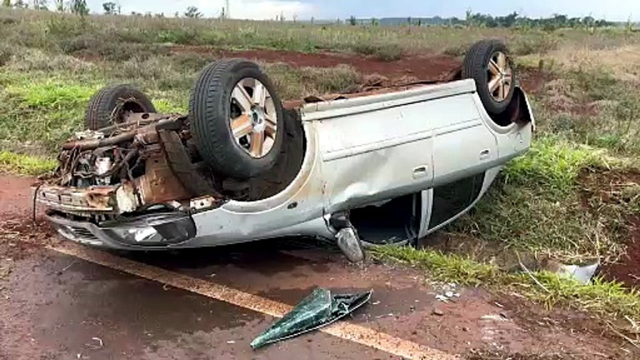 Capotamento é registrado na PR-486, na saída de Cascavel