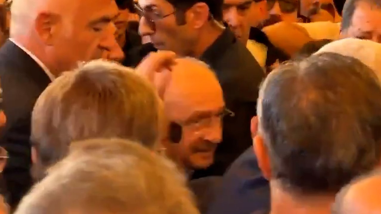 Kemal Kılıçdaroğlu'nun İnanır'ın cenazeye gelişi esnasında korumalar kalabalığı yararak ilerledi