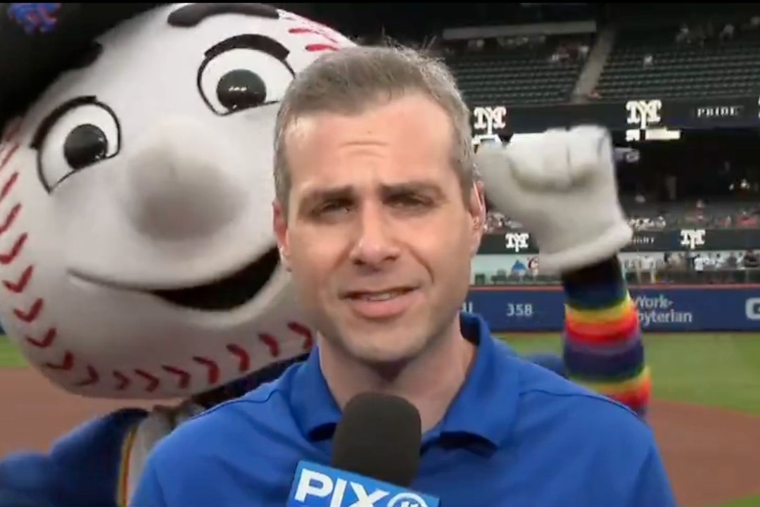 Un reportero analizaba la crisis de los Mets, pero Mr. Met cambió por completo la escena