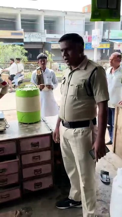 ब्यावरा के दुकान में जबरन घुसकर पुलिसकर्मी ने मालिक से मांगा मोबाइल