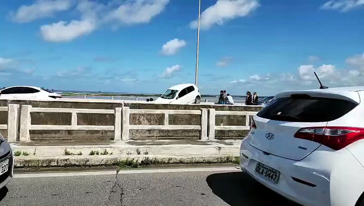 Casal de ciclistas é atropelado na Ponte Divaldo Suruagy; mulher é socorrida