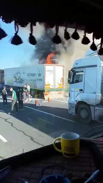 Karaköprü’de Alevlerin Esir Aldığı Tır Trafiği Felç Etti!
