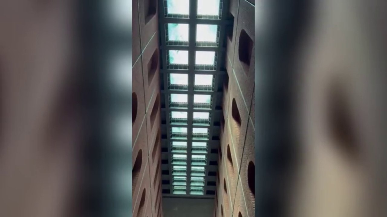 Bilbao, la piscina sospesa (e trasparente) dell’Azkuna Zentroa