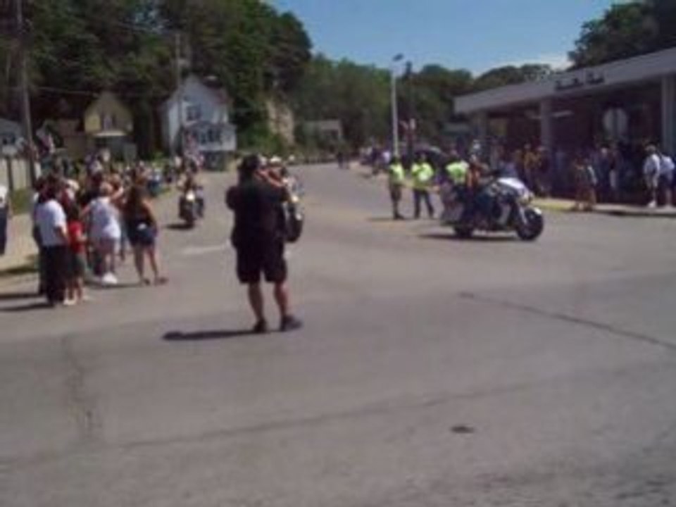 bikes entering town on illinois freedom run 2008