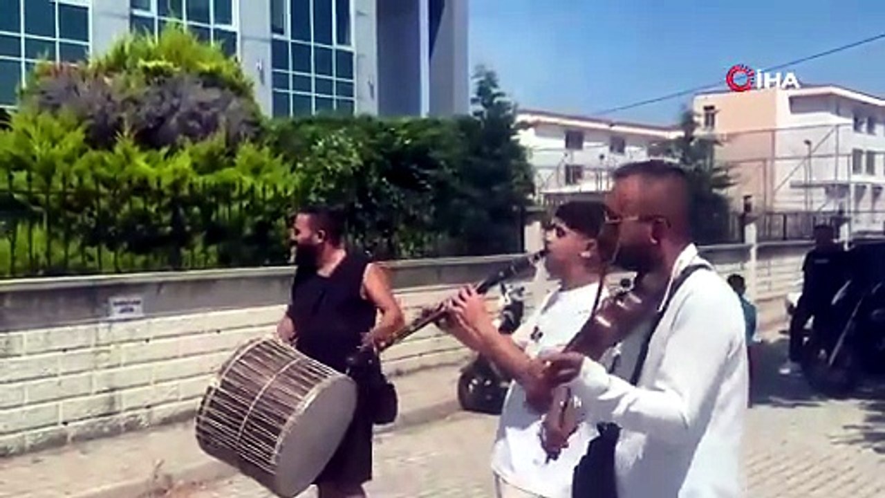 Önce Boşandı Sonra Lokma Döktürüp Davul Zurnayla Oynadı