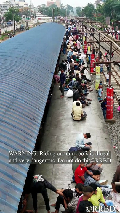 High risk, zero reward. Stay off the roof!🚫🚂