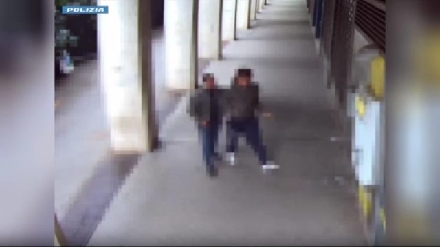 Bologna, il video della rapina al bancomat: gli puntano il coltello e consegna 250 euro. Due arresti