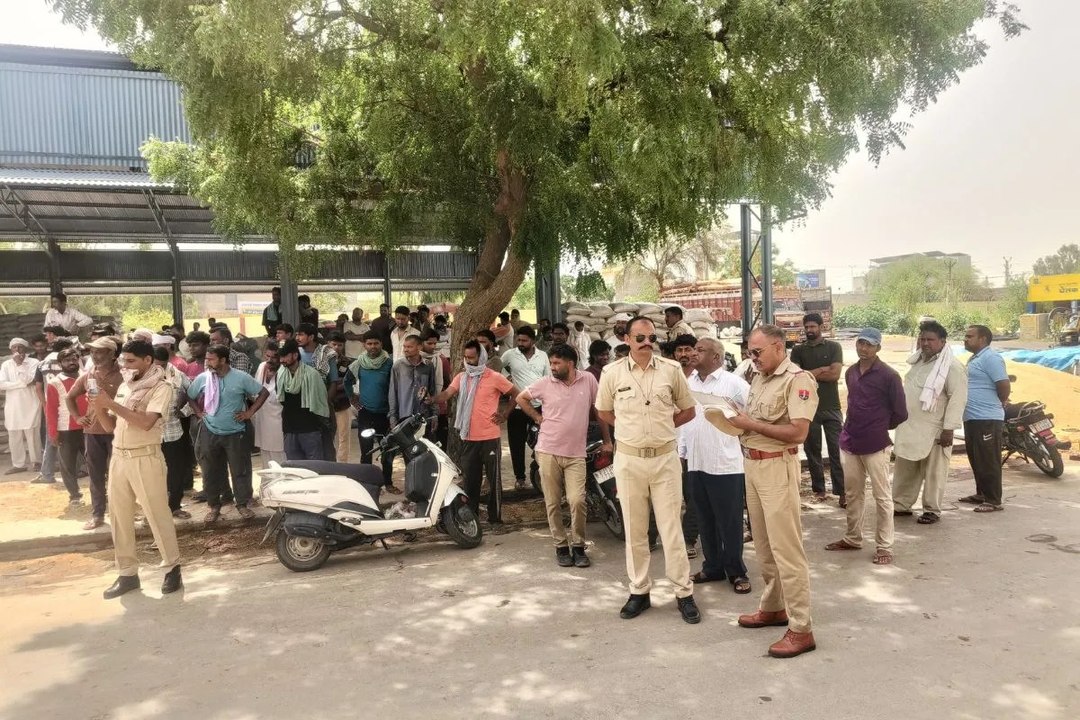 बिखरे गेहूं समेट रहे श्रमिक को ट्रक ने कुचला, मौके पर ही मौत