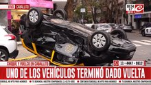 Impresionante choque y vuelco en Caballito: hay varias personas heridas