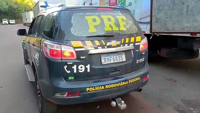PRF apreende caminhão com 250 mil maços de cigarros que seriam trazidos para Cascavel