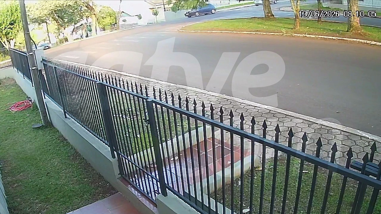 Vídeo: motorista fura preferencial, atinge carro de clínica veterinária e foge após capotamento