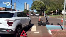 Jovem fica ferido em acidente entre carro e moto elétrica na Avenida Brasil