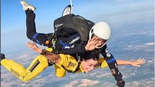 Carolina Marín supera el vértigo tirándose en paracaídas