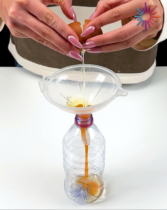 Bottle hack for perfect pancake batter 🥞