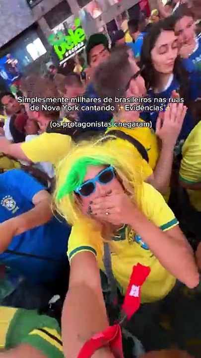 Brasileiros lotam a Times Square e cantam “Evidências” antes da estreia da Seleção na Copa